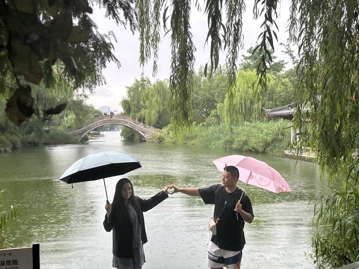 秋雨蒙蒙别有韵味，漫游泉城醉在梦中