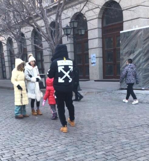 曝洪欣春节前曾原谅张丹峰 两人穿情侣鞋结伴出游