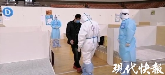 又一家方舱医院休舱！第一次看到护士脱下防护服，原来她们这么小