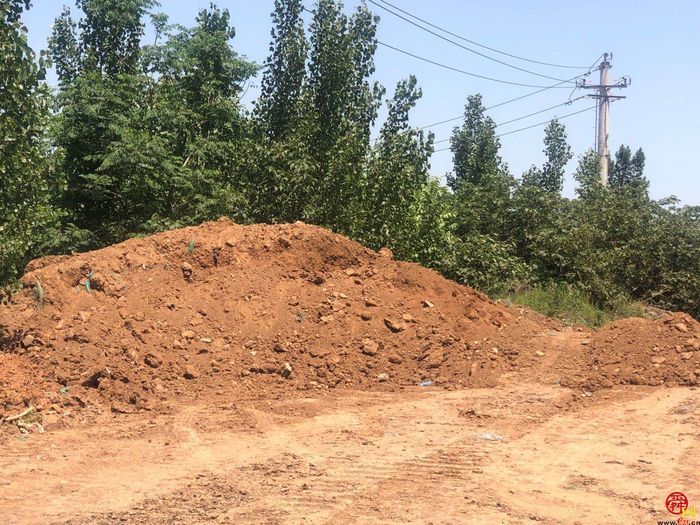 【啄木鸟行动】历城区飞跃大道与唐冶路交叉口附近大片渣土裸露