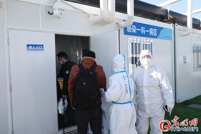 雷神山医院ICU病房投入使用 当天收治患者近600人