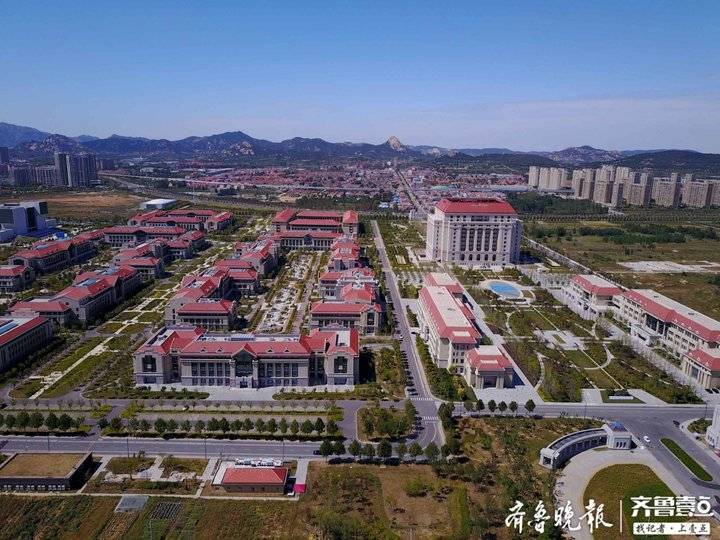 航拍山东大学青岛校区校园，红瓦绿树美如童话世界