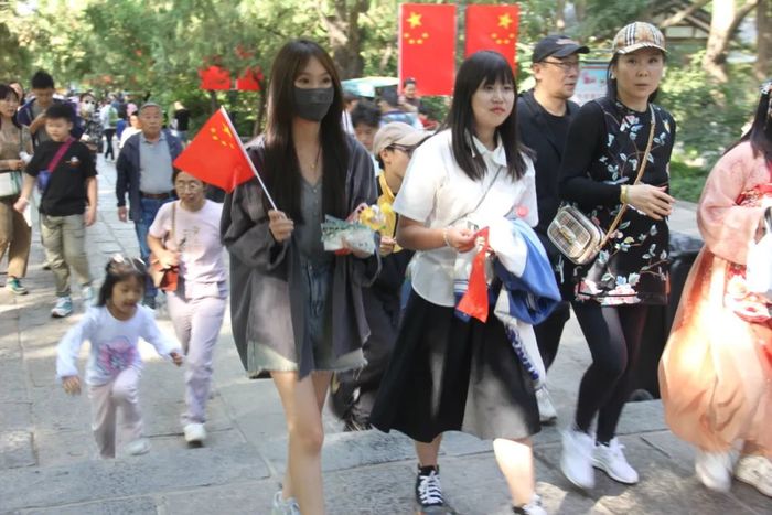 人气十足！10月1日千佛山、动物园等公园景区迎来假期首个客流高峰