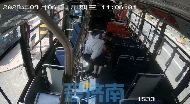 乘客三次晕倒，“济南老师儿”齐救援
