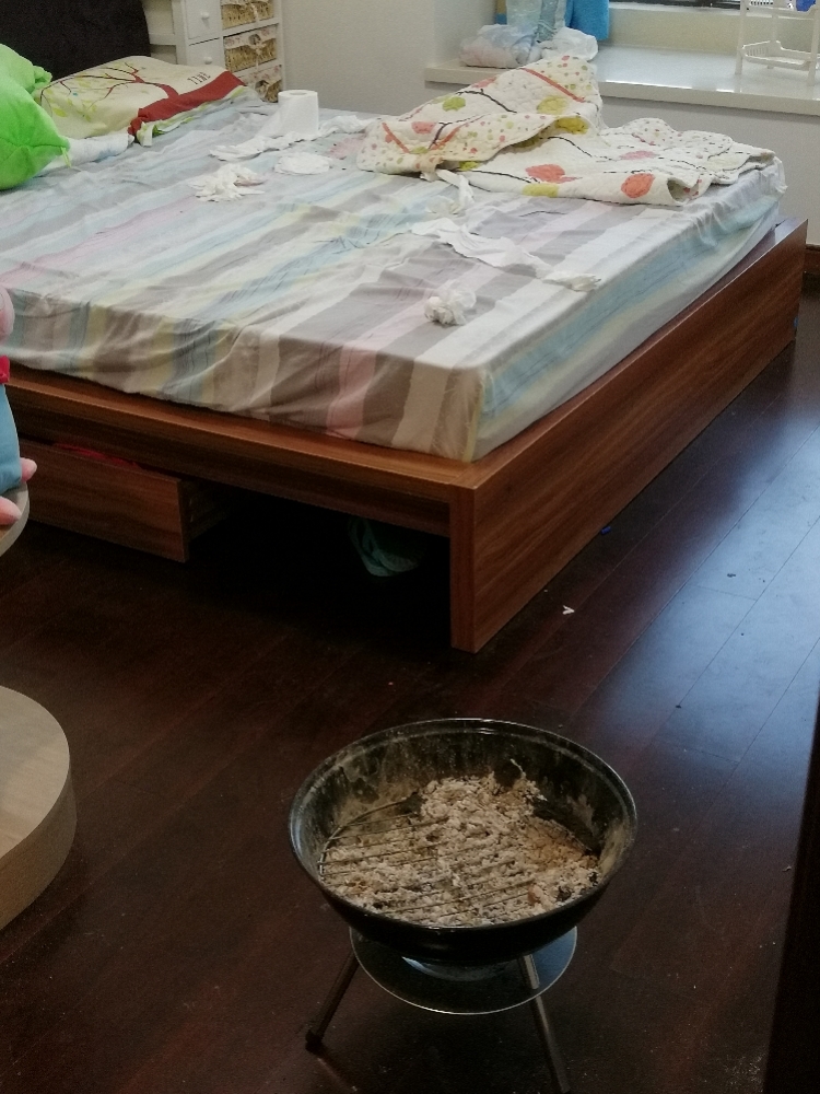 27岁女律师助理烧炭自尽 留下14张信用卡欠款87万