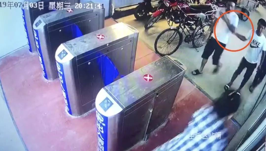 青岛两男子公然猥亵女性并纠集工友袭警，7人被刑拘