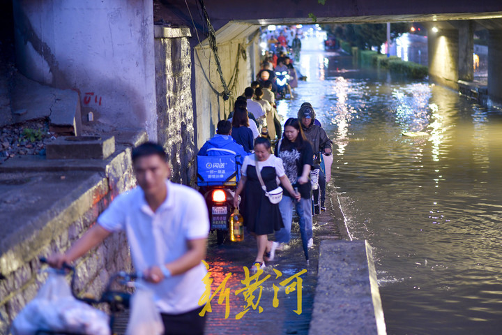 局部暴雨实施交通管制  多部门联动疏导交通加速排水