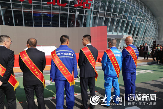 通车仪式上 为高铁保驾护航的建设者位列在前