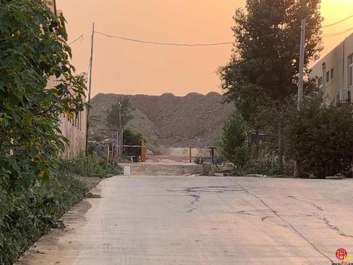 【啄木鸟在行动】章丘区山东建明伟业附近渣土裸露 易产生扬尘