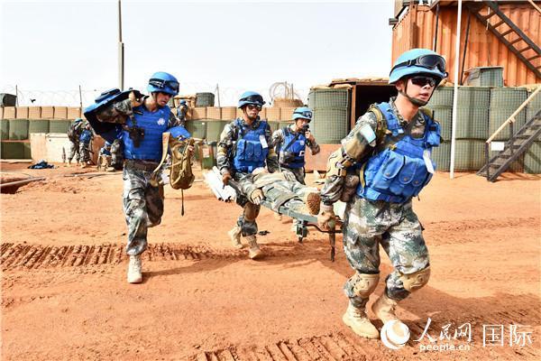 中孟赴马里维和部队开展协同防卫演练
