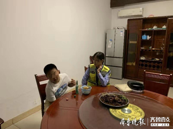 心酸！单亲少年深夜徒步上高速，惊险拦车要去青岛找妈妈
