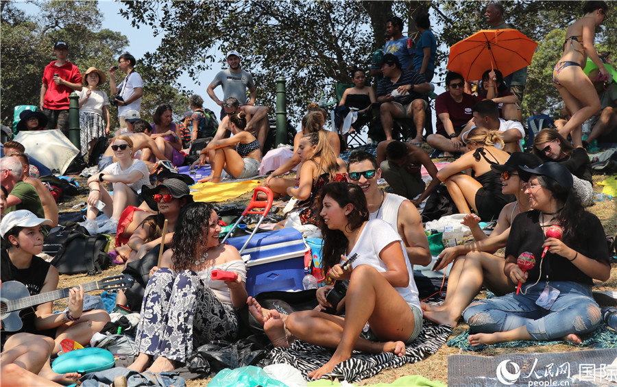 全球游客不惧高温汇聚悉尼港 等待2020年悉尼烟花盛典