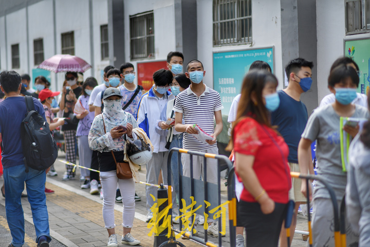 6月6日下午,济南市36个高考考点统一开放,考生可以凭准考证和核酸检测