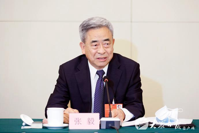 山东代表团举行全体会议审议政府工作报告