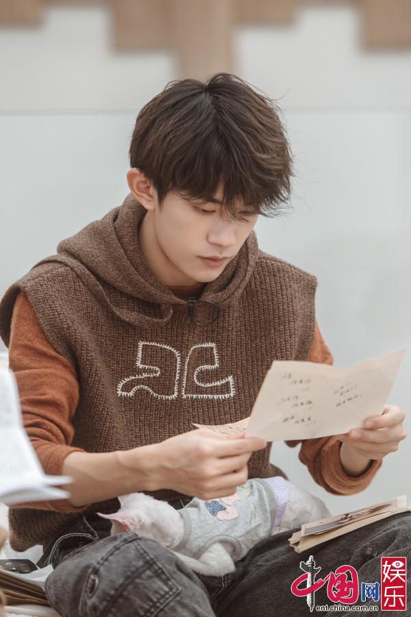 《朋友请听好》何炅现场教阿拉伯语 谢娜易烊千玺斗舞