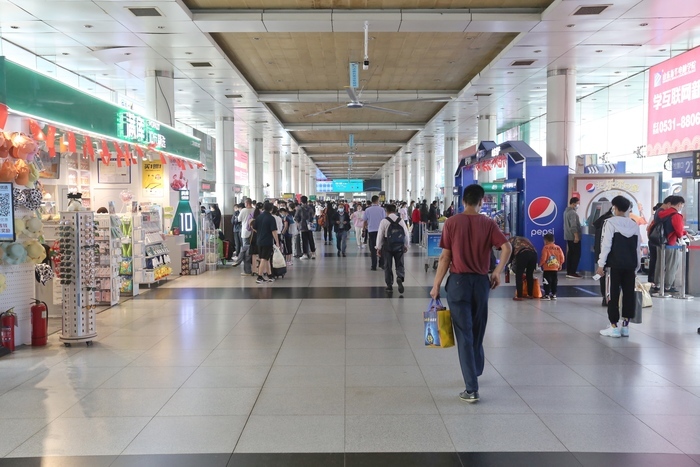 国庆假期第二天 济南汽车总站流量平稳 近郊游火热