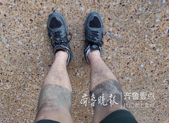 黑白分明！聊城消防员麦田灭火后一双腿刷爆朋友圈