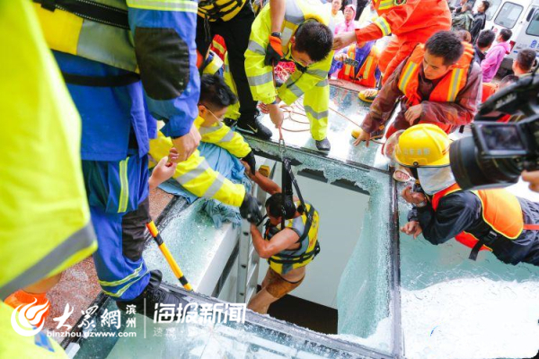 博兴县全力营救县医院新外科楼地下室进水被困人员 已成功救出6人