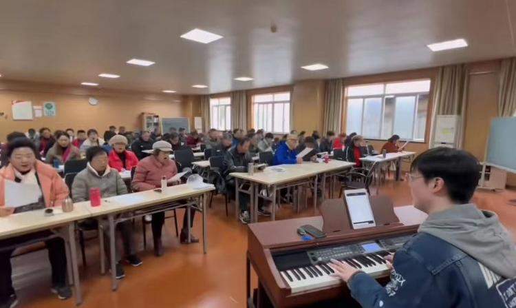 老年大学里的90后声乐老师：希望通过自己的声乐课，给老人们带来更多快乐