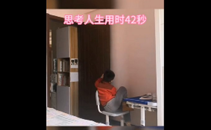 孩子独自写作业视频火了！像不像小时候的你？