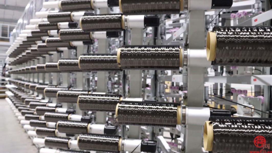 专精特新看中国｜“会学习”的机器人上岗智能工厂，让碳纤维箭杆误差控制在微米