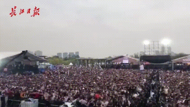 电音节上的保安小哥被迫蹦迪：面无表情坐在栏杆上被观众疯狂摇晃