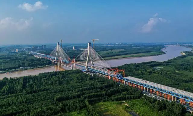 提前六个月，G104京岚线济南黄河公路大桥主桥正式合龙！