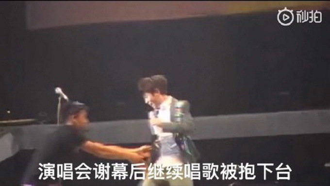 吴青峰演唱会被抱下台 这波操作简直让粉丝笑到头掉,笑出猪叫
