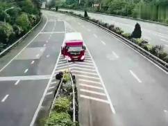 男女坐车旅游因话太多，被司机丢在了高速上|男女坐车旅游因话太多，被司机丢在了高速上，这是怎么回事？具体什么情况？