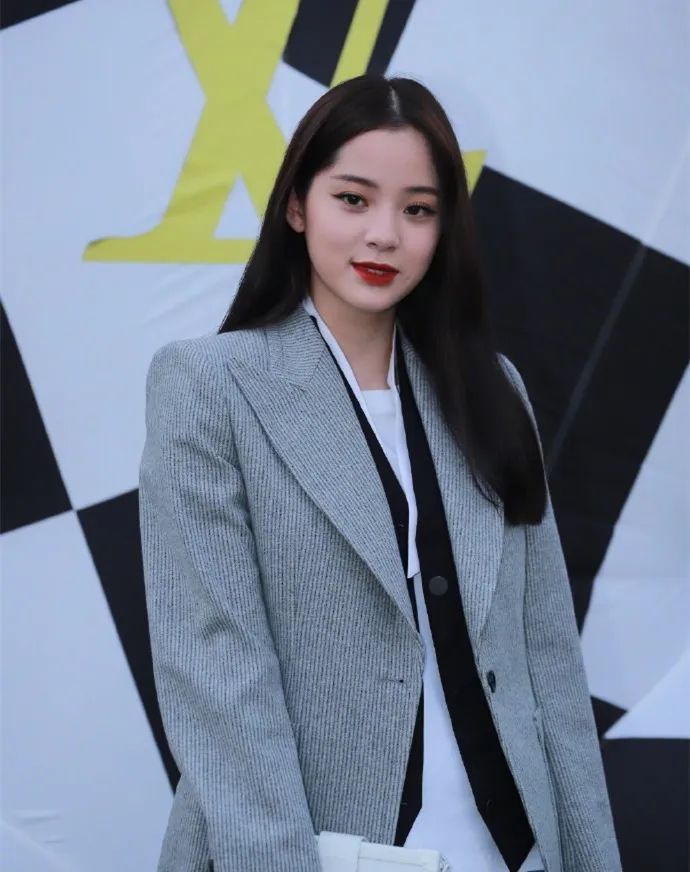 奚梦瑶产后首次公开亮相|LV大秀明星生图:奚梦瑶产后首次公开亮相脸浮肿,热巴显老朱一龙瘦成竿