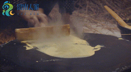 泉水人家有一“煎饼侠”，百十岁了依然嘎嘣脆，听说还有了新绝活…