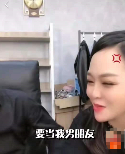 迷之操作！辛巴直播拉着老婆连踢5脚，女方无奈微笑曾被当众扇脸