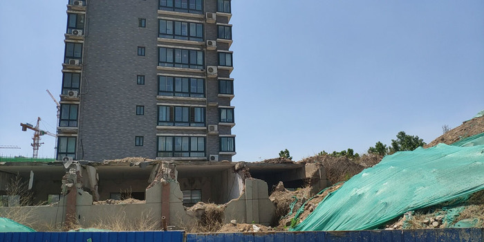 【啄木鸟在行动】历下区工业南路华达华苑施工防尘网形同虚设