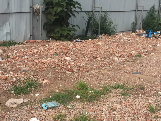 【啄木鸟在行动】水屯北路西泺河路公交站南侧围档内渣土裸露