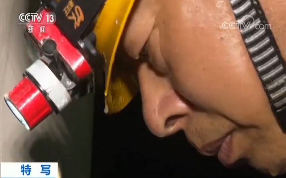 “汗”卫安全 经受“烤”验 检修工们为高铁大桥“带盐”