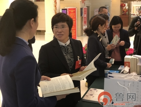 记者探班人大代表住地，这个角落的“书架子”亮了！