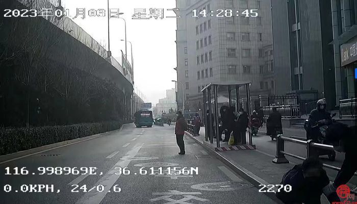 路遇老人摔倒 这两位济南公交驾驶员作出同样的举动