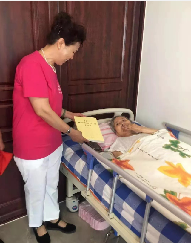 百名青年记者走基层丨西市场街道北大槐树街社区为行动不便老党员“送学上门”