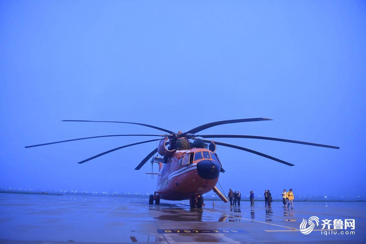 寿光抗洪M-26直升机运送砂石200吨 直升机投石封堵决口国内尚属首次