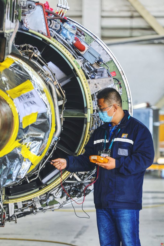 飞机维修工程师：一钉一铆，问诊飞机　护航蓝天