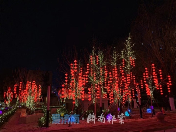 大红灯笼挂起来 扮靓街头年味浓