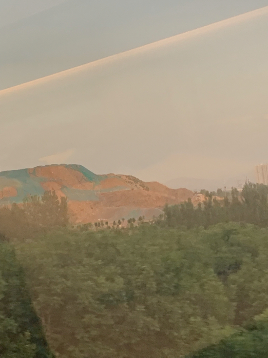 【啄木鸟在行动】市中区陡沟街道大青山一在建山体现场渣土裸露