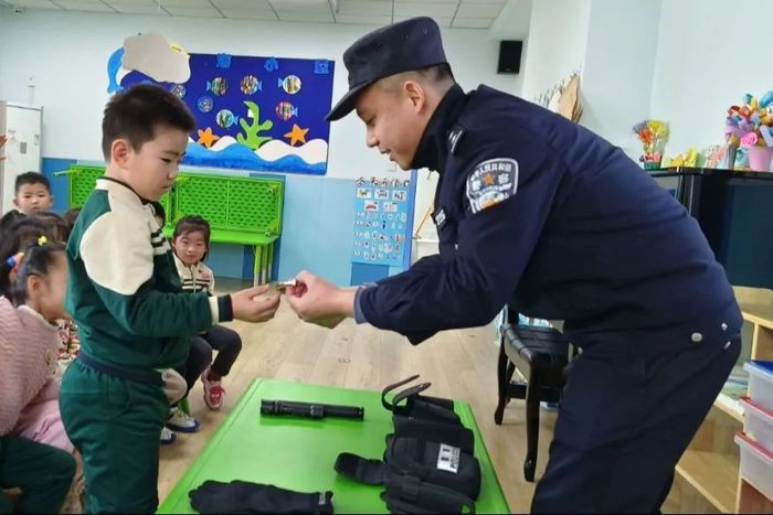 安全伴成长！民警走进商河县实验幼儿园盛景城分园