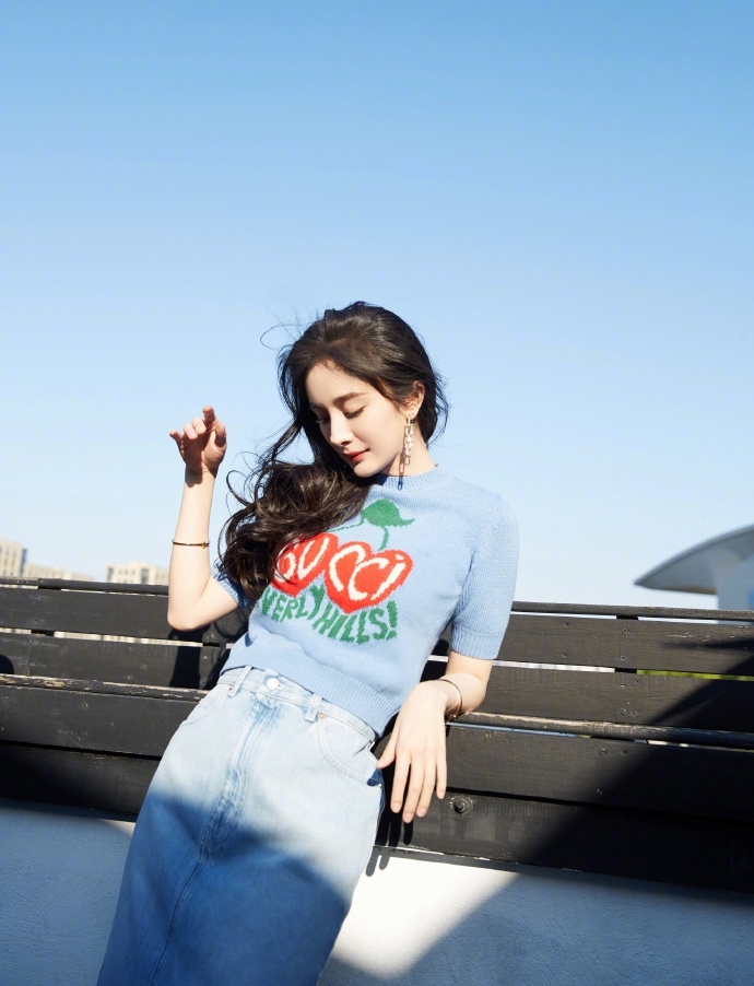 李佳琦道歉! 杨幂李佳琦直播 李佳琦紧张开黄腔怎么回事说了什么?