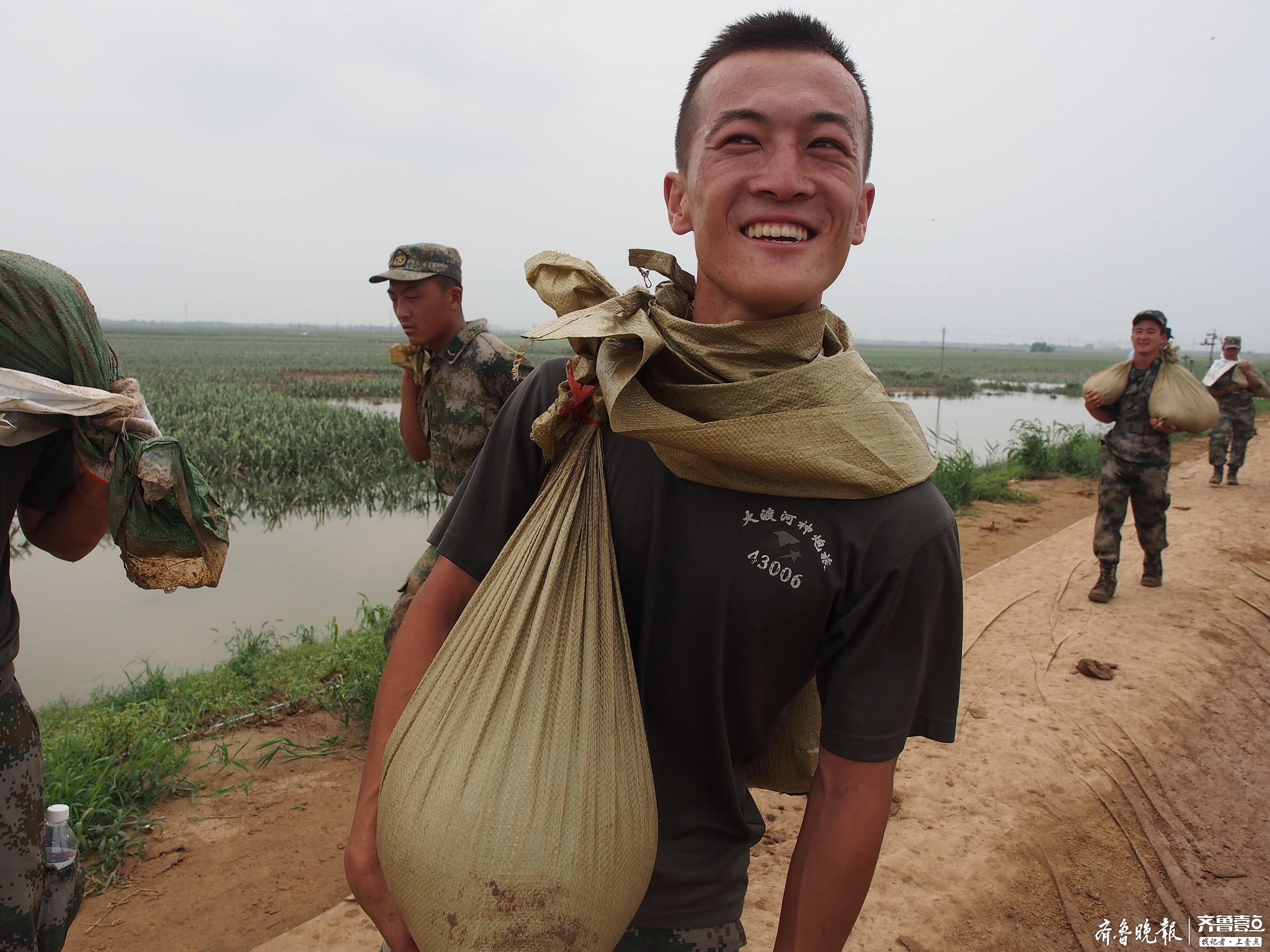 半天背一吨沙袋！寿光张僧河救援现场他们有最坚硬的脊梁！