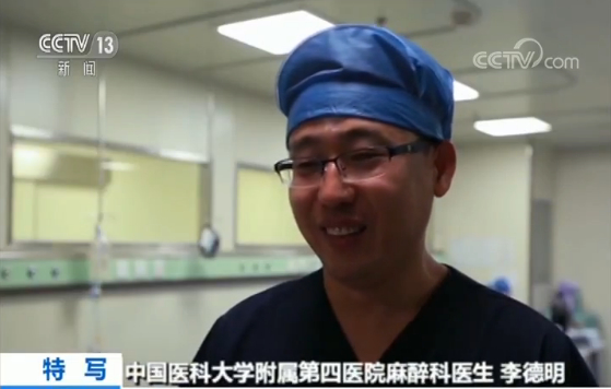 意外“走红”！医生哄睡小患者 手术室上演温馨一幕 