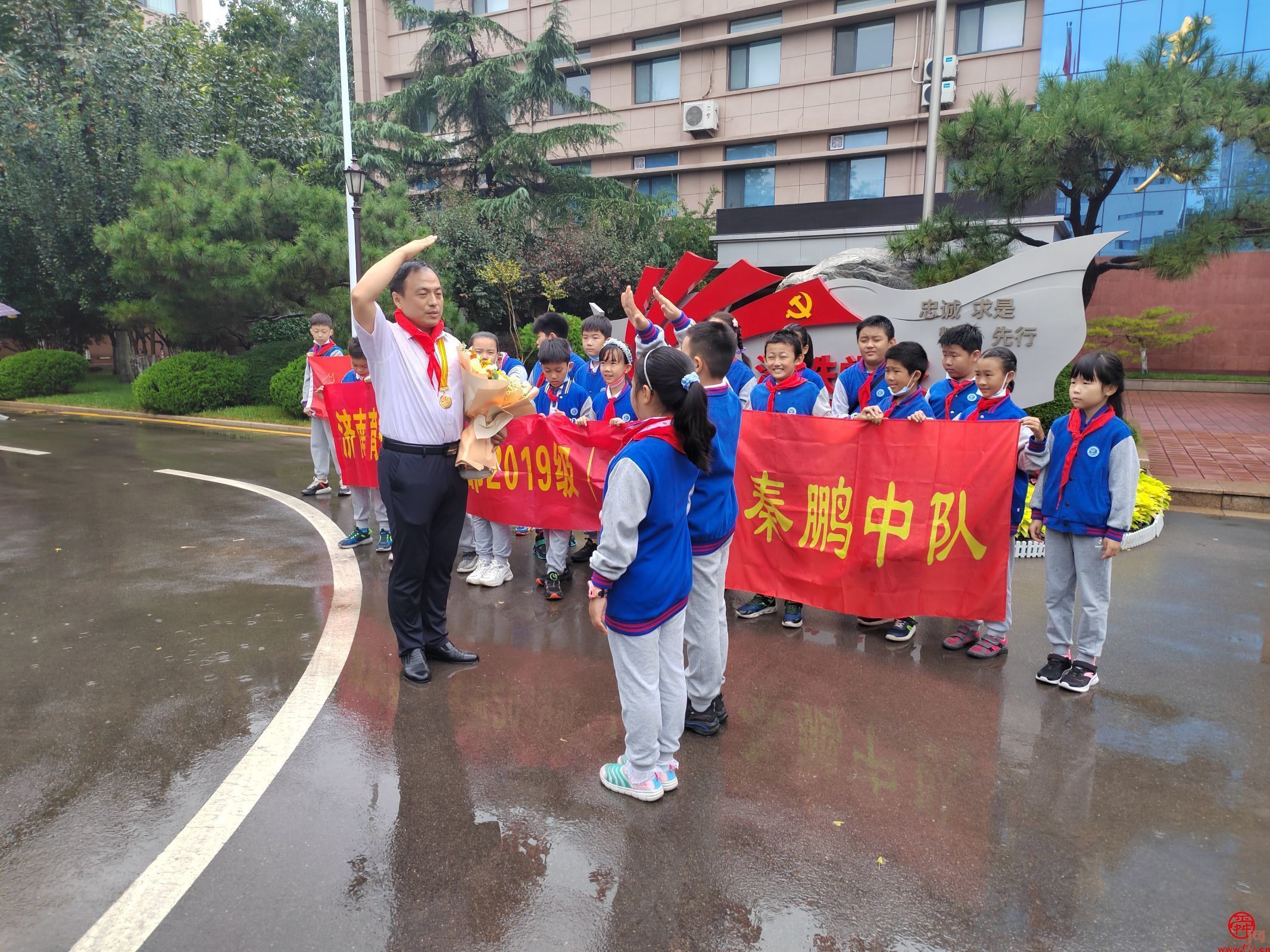 济南育秀中学小学部四（1）秦鹏中队国庆期间开展爱国主义教育实践活动