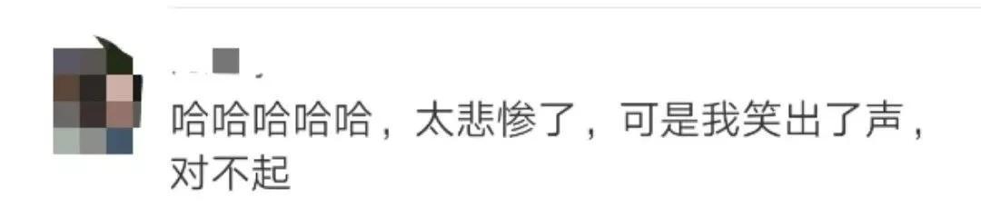 被卡住的风衣和上班，她选择了后者！一件风衣就独自坐地铁到终点