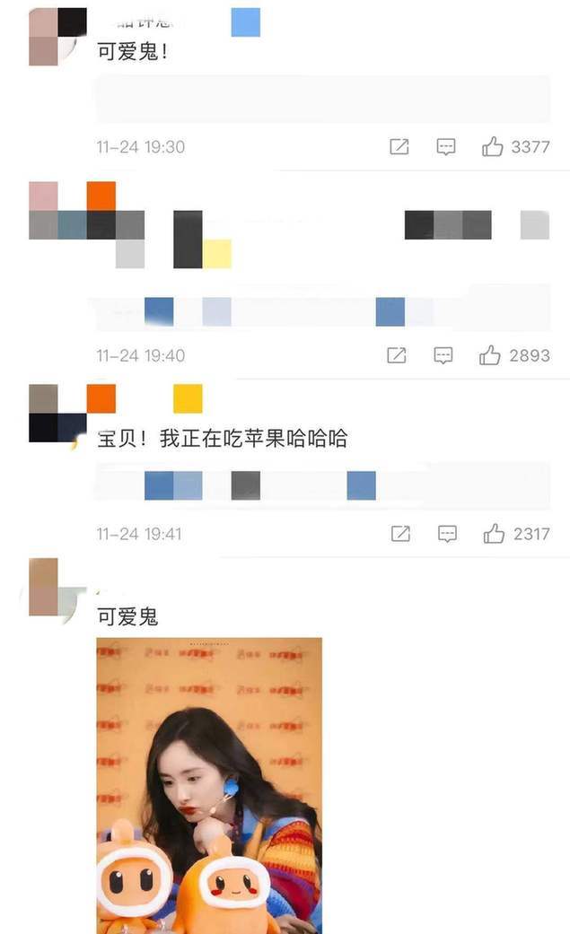 可爱鬼！杨幂穿卫衣别发卡变鬼马减龄少女 手捧苹果卖萌