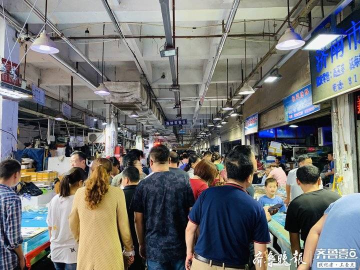 济南海鲜市场人挤人！早上八点已没车位，商贩下午三点半才吃午饭